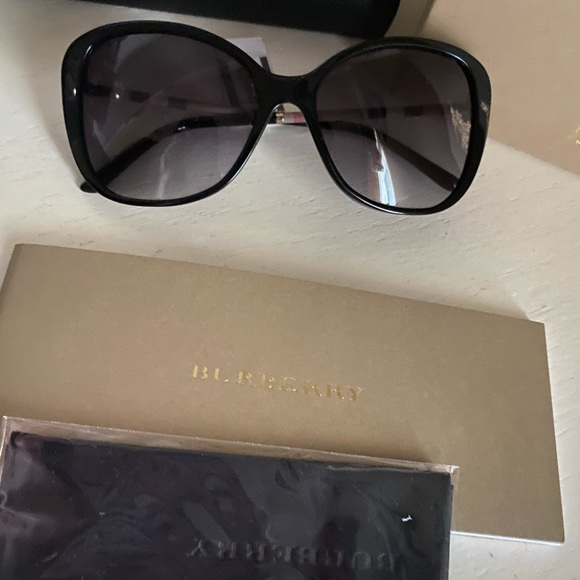 🔥Brand new Burberry sunglasses 👌🏼🔥 - Picture 7 of 8